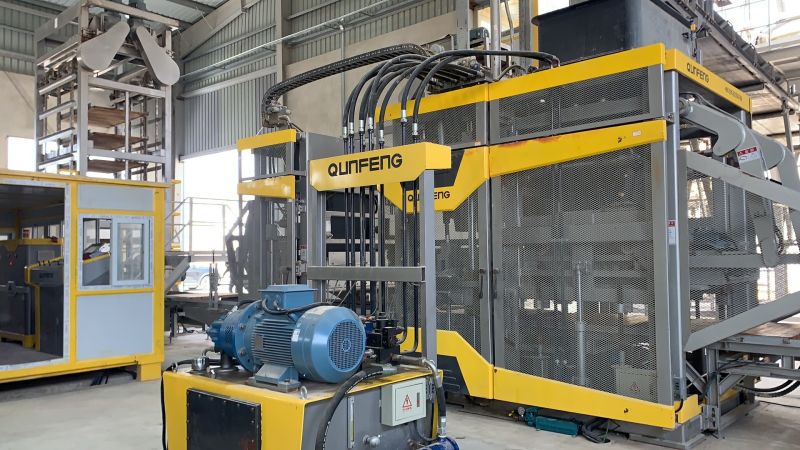 the QS1300 intelligent block machine of the Syrian multifunctional fully automatic brick making production line সিরিয়ান মাল্টিফংশনাল সম্পূর্ণ স্বয়ংক্রিয় ইট তৈরির উত্পাদন লাইনের কিউএস 1300 বুদ্ধিমান ব্লক মেশিন