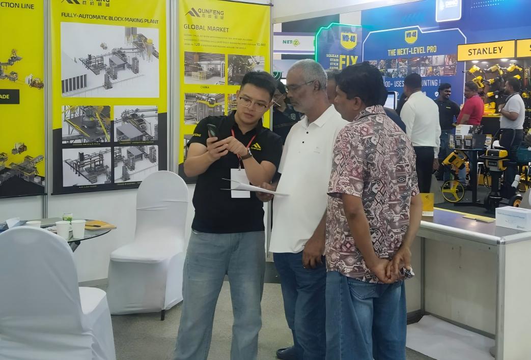 The Qunfeng Machinery team demonstrates the advantages of the intelligent block-making machine to an Indian client. কুনফেং মেশিনারি দল ভারতীয় ক্লায়েন্টের কাছে বুদ্ধিমান ব্লক তৈরির মেশিনের সুবিধাগুলি প্রদর্শন করে।