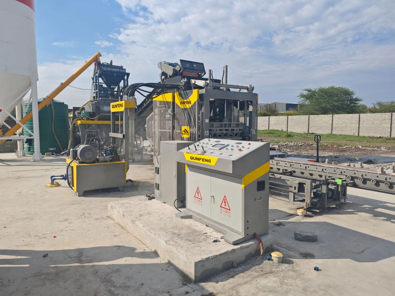 Qunfeng Machinery’s QS series fully automatic concrete product production line is already in operation in South Africa. কুনফেং মেশিনারির QS সিরিজের সম্পূর্ণ স্বয়ংক্রিয় কংক্রিট পণ্য উৎপাদন লাইন ইতিমধ্যেই দক্ষিণ আফ্রিকায় চালু রয়েছে।