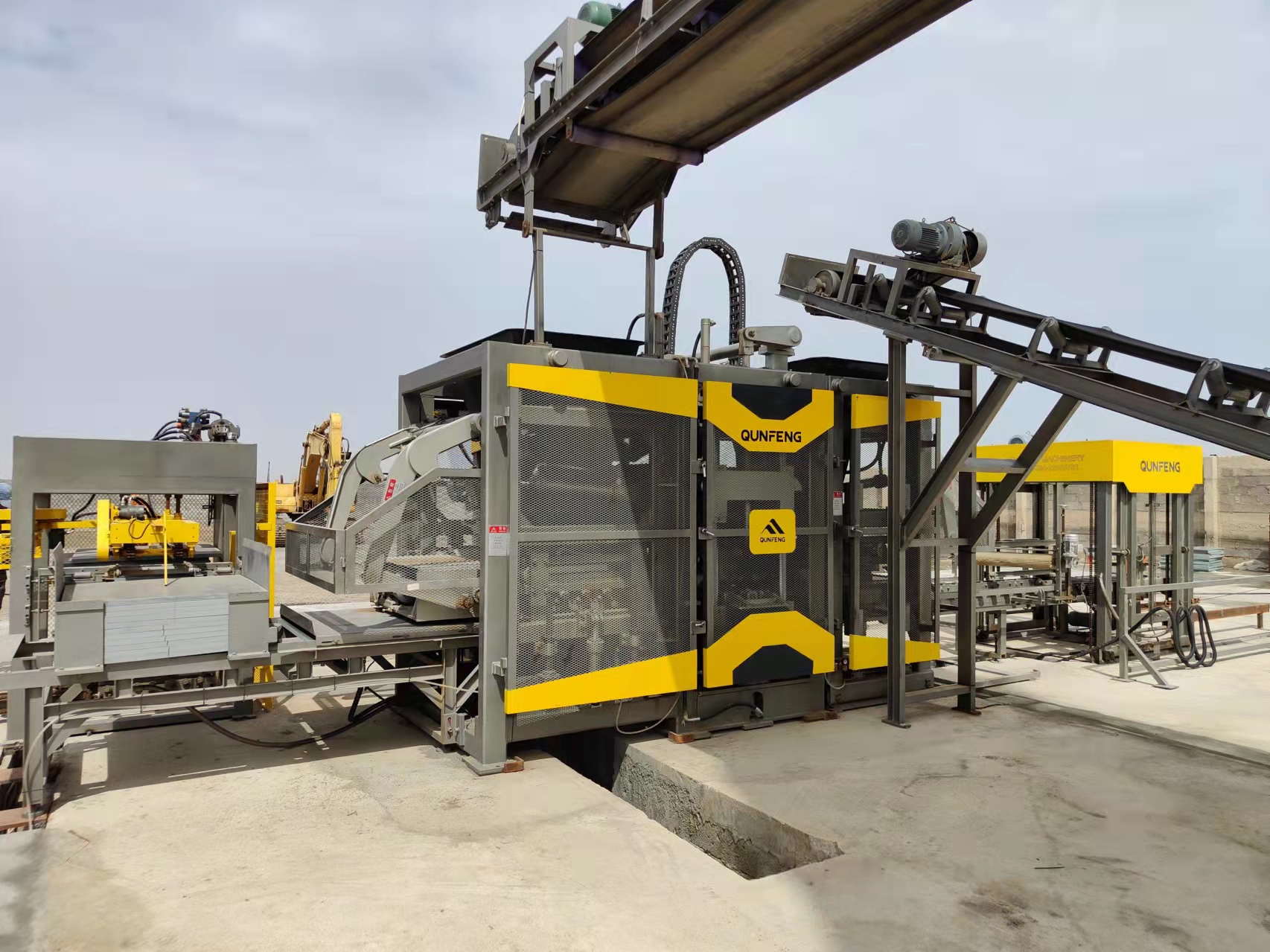 QS1300 fully automatic concrete product production line purchased by a customer in Oman. QS1300 সম্পূর্ণ স্বয়ংক্রিয় কংক্রিট পণ্য উত্পাদন লাইন ওমানের একজন গ্রাহক দ্বারা কেনা।