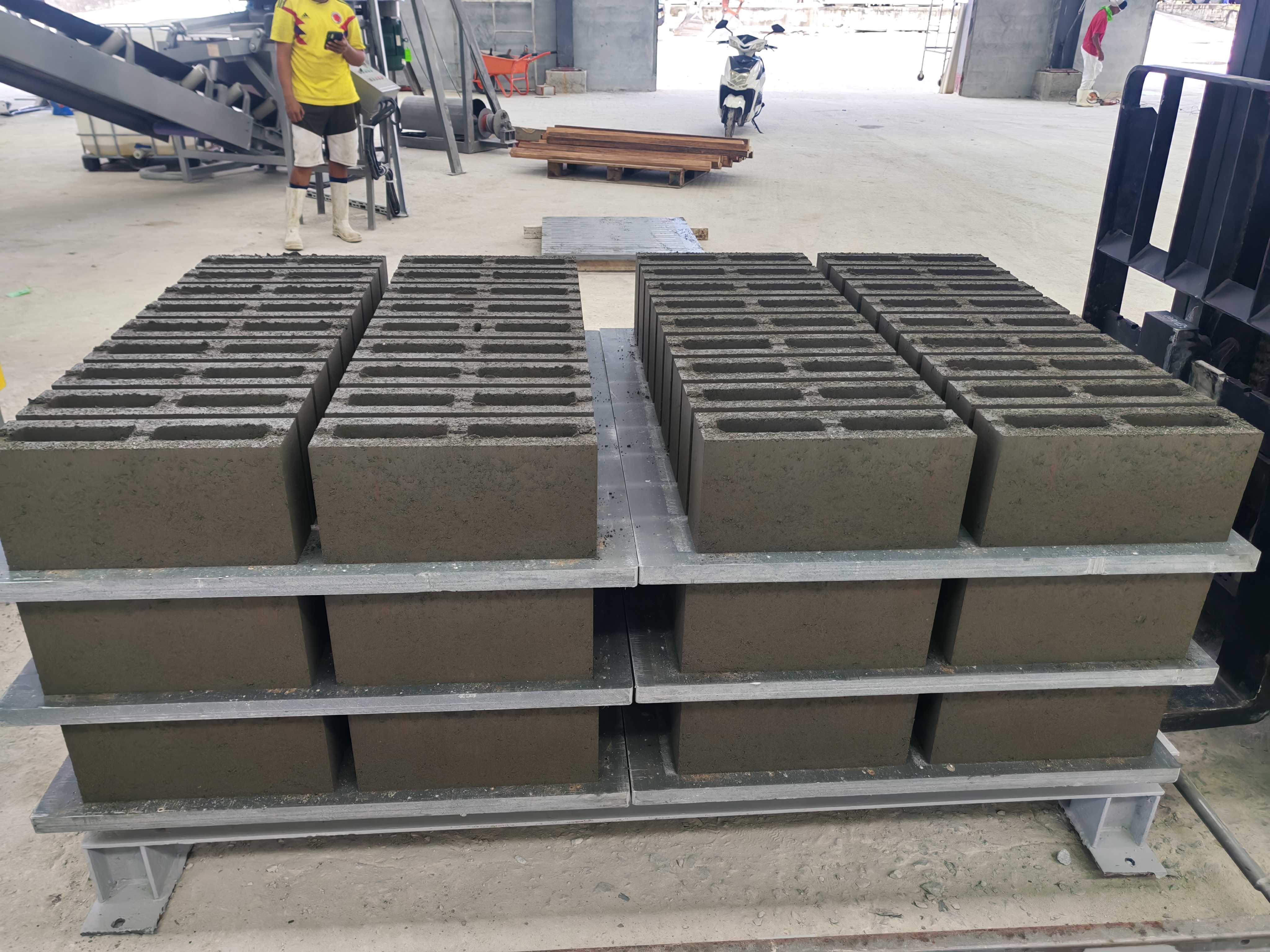 Products manufactured by Qunfeng Machinery's brick-making equipment feature precise molding and a high yield rate. কুনফেং মেশিনারির ইট তৈরির সরঞ্জাম দ্বারা উত্পাদিত পণ্যগুলিতে সুনির্দিষ্ট ছাঁচনির্মাণ এবং উচ্চ ফলনের হার রয়েছে।