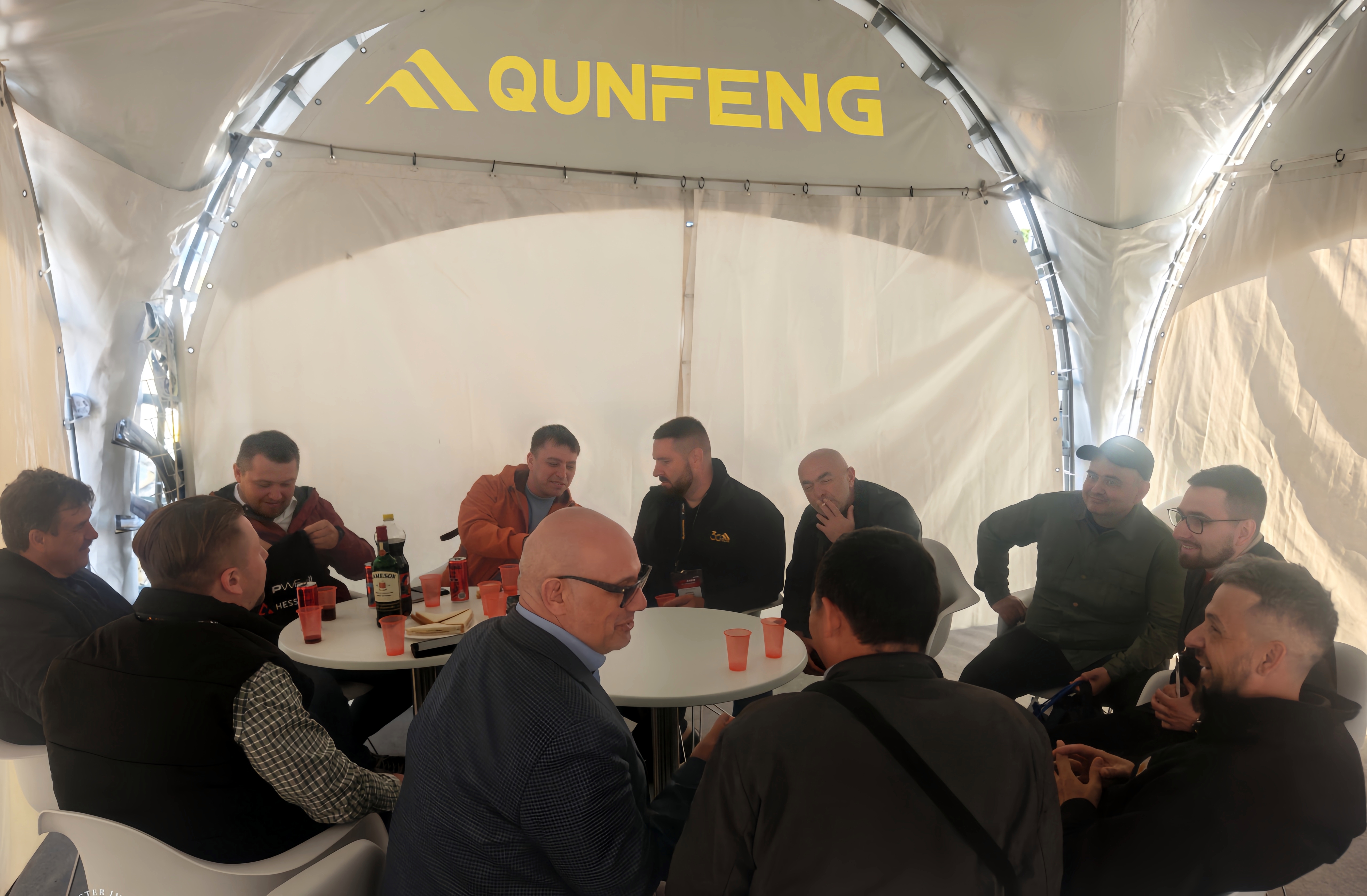 Qunfeng Machinery’s overseas subsidiary and specialized local technical team discuss products with clients. কুনফেং মেশিনারির বিদেশী সহায়ক এবং বিশেষায়িত স্থানীয় প্রযুক্তিগত দল ক্লায়েন্টদের সাথে পণ্য নিয়ে আলোচনা করে।