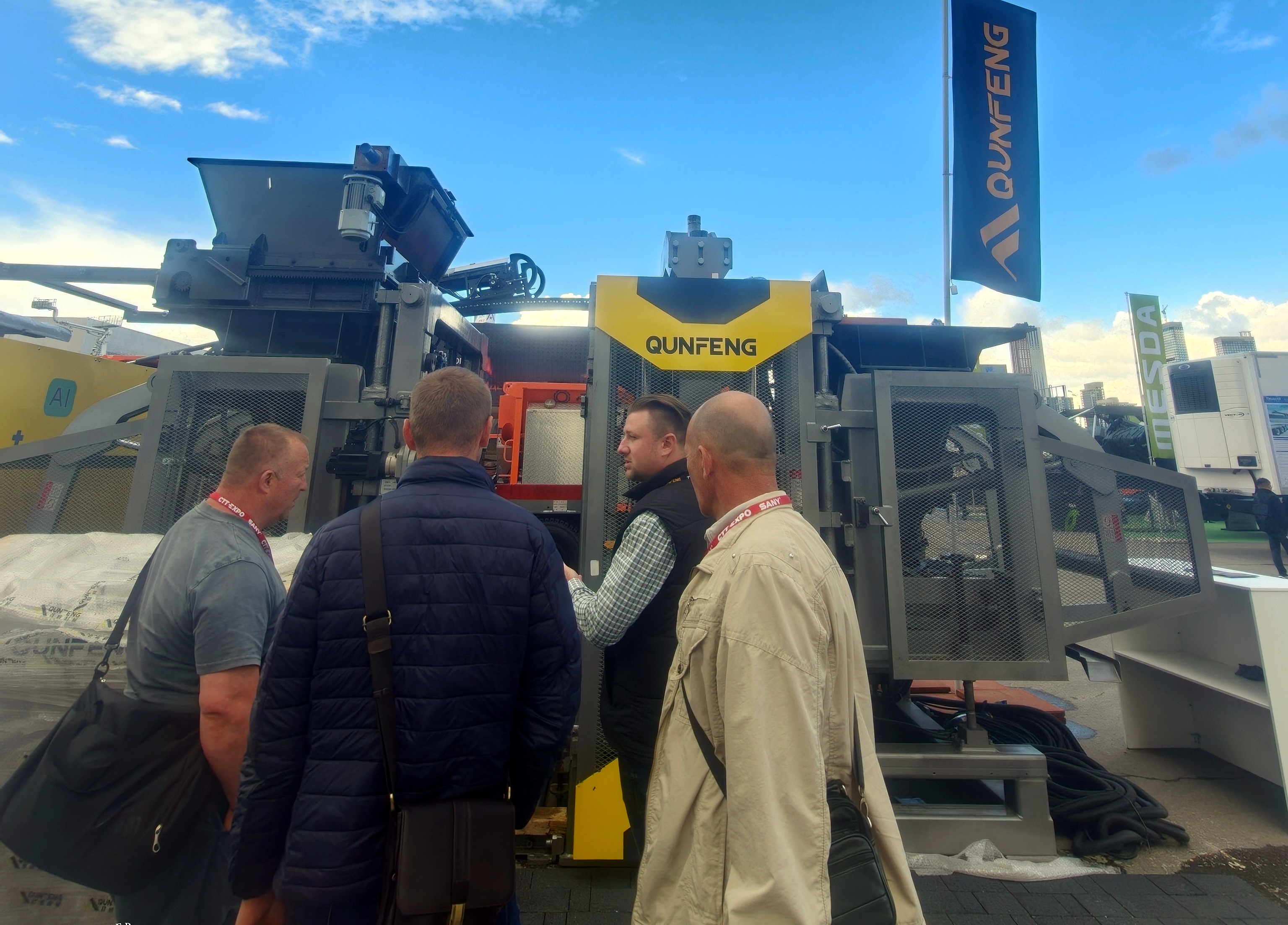 Technical experts from Qunfeng Machinery provide overseas professional buyers with a detailed explanation of the core advantages of the QS series molding machines. কুনফেং মেশিনারির প্রযুক্তিগত বিশেষজ্ঞরা বিদেশী পেশাদার ক্রেতাদের QS সিরিজের ছাঁচনির্মাণ মেশিনগুলির মূল সুবিধাগুলির একটি বিশদ ব্যাখ্যা প্রদান করে।