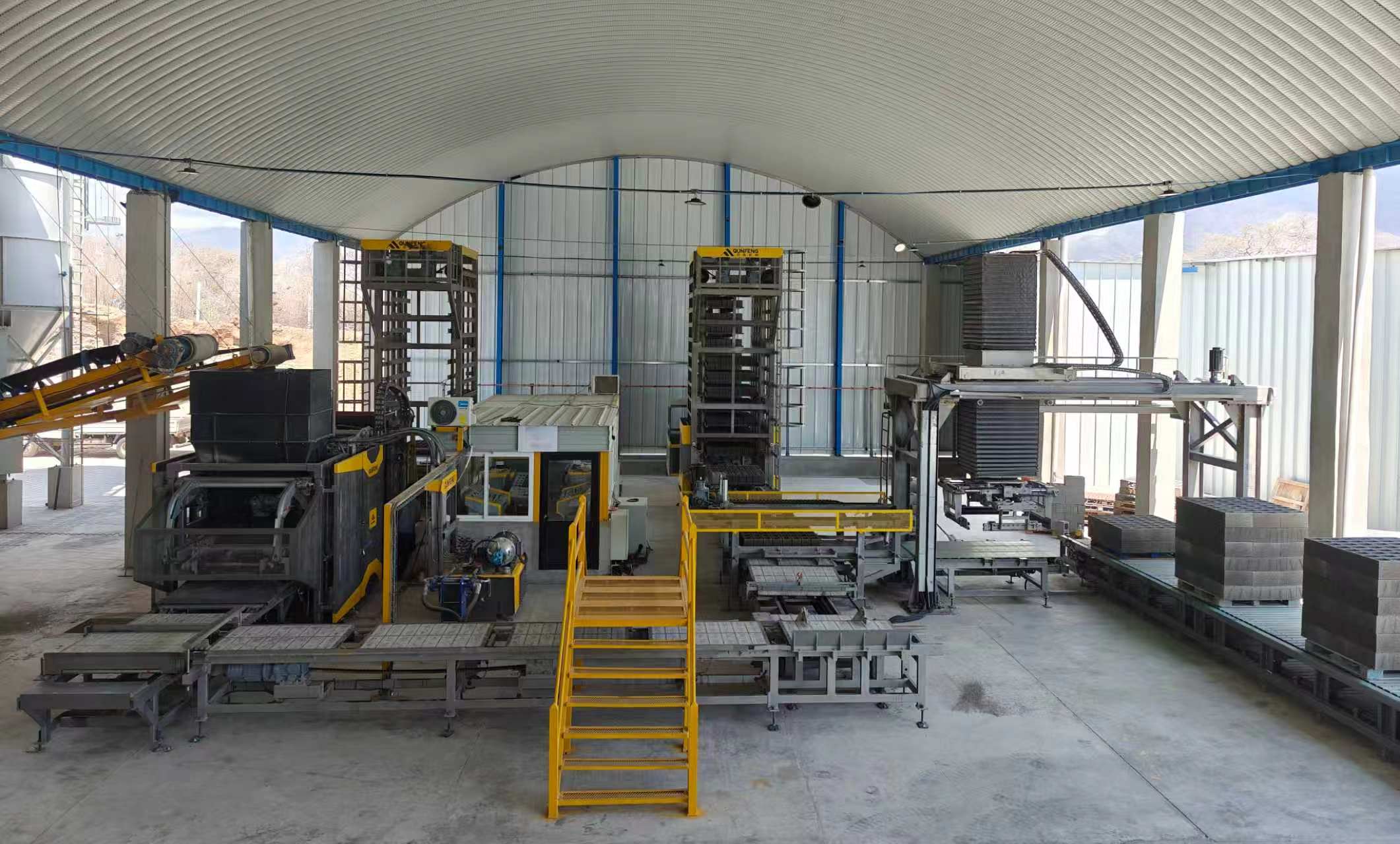 QS1500 fully automatic concrete product production line manufactured by Qunfeng Machinery for a client in Guatemala, South America. QS1500 সম্পূর্ণরূপে স্বয়ংক্রিয় কংক্রিট পণ্য উত্পাদন লাইন কুনফেং মেশিনারি দ্বারা উত্পাদিত একটি ক্লায়েন্টের জন্য গুয়াতেমালা, দক্ষিণ আমেরিকা।