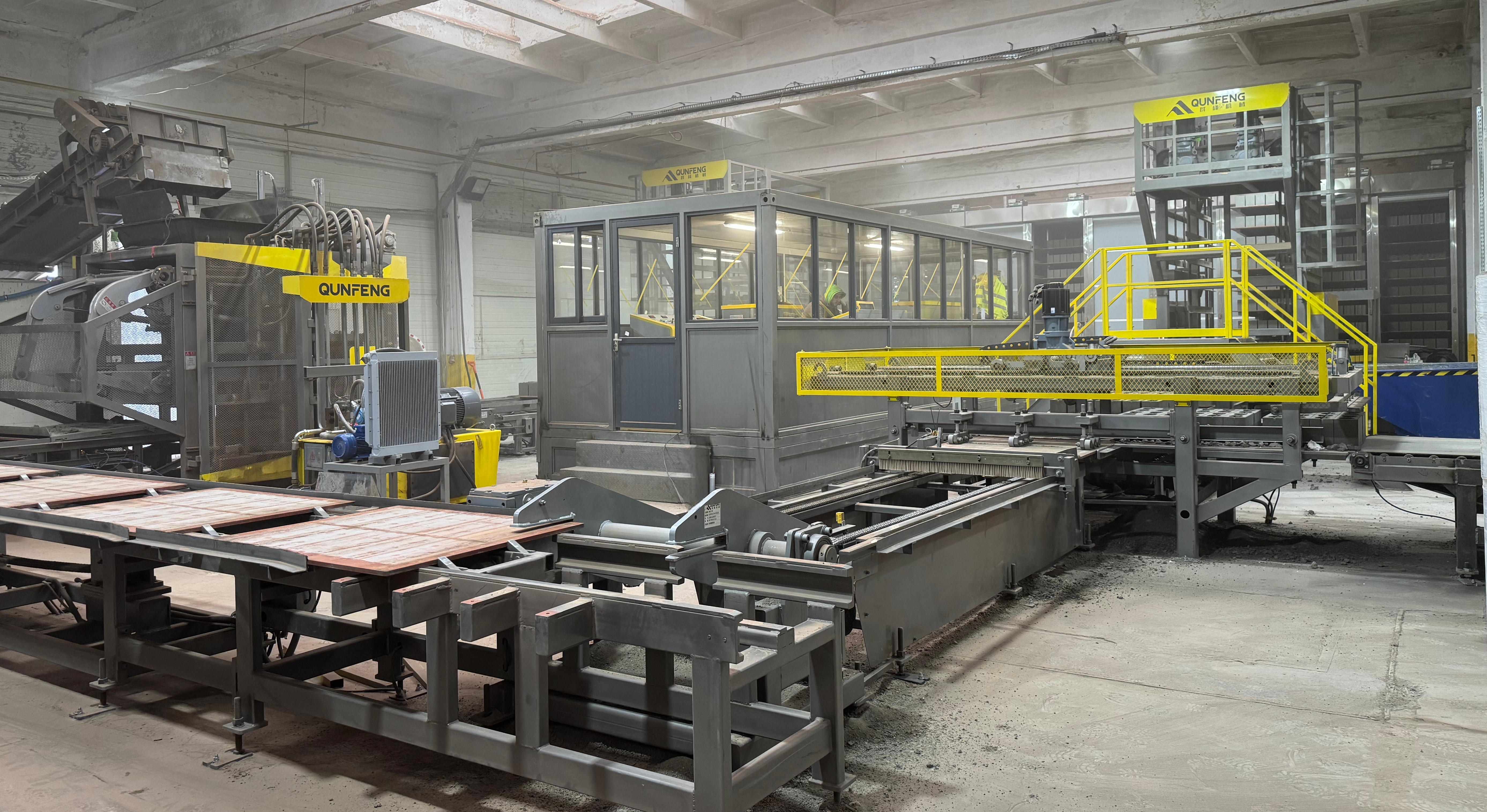 On-site Operation of Qunfeng Machinery’s QS Series Fully Automatic Concrete Products Production Line in Poland পোল্যান্ডে কুনফেং মেশিনারির QS সিরিজ সম্পূর্ণ স্বয়ংক্রিয় কংক্রিট পণ্য উত্পাদন লাইনের অন-সাইট অপারেশন