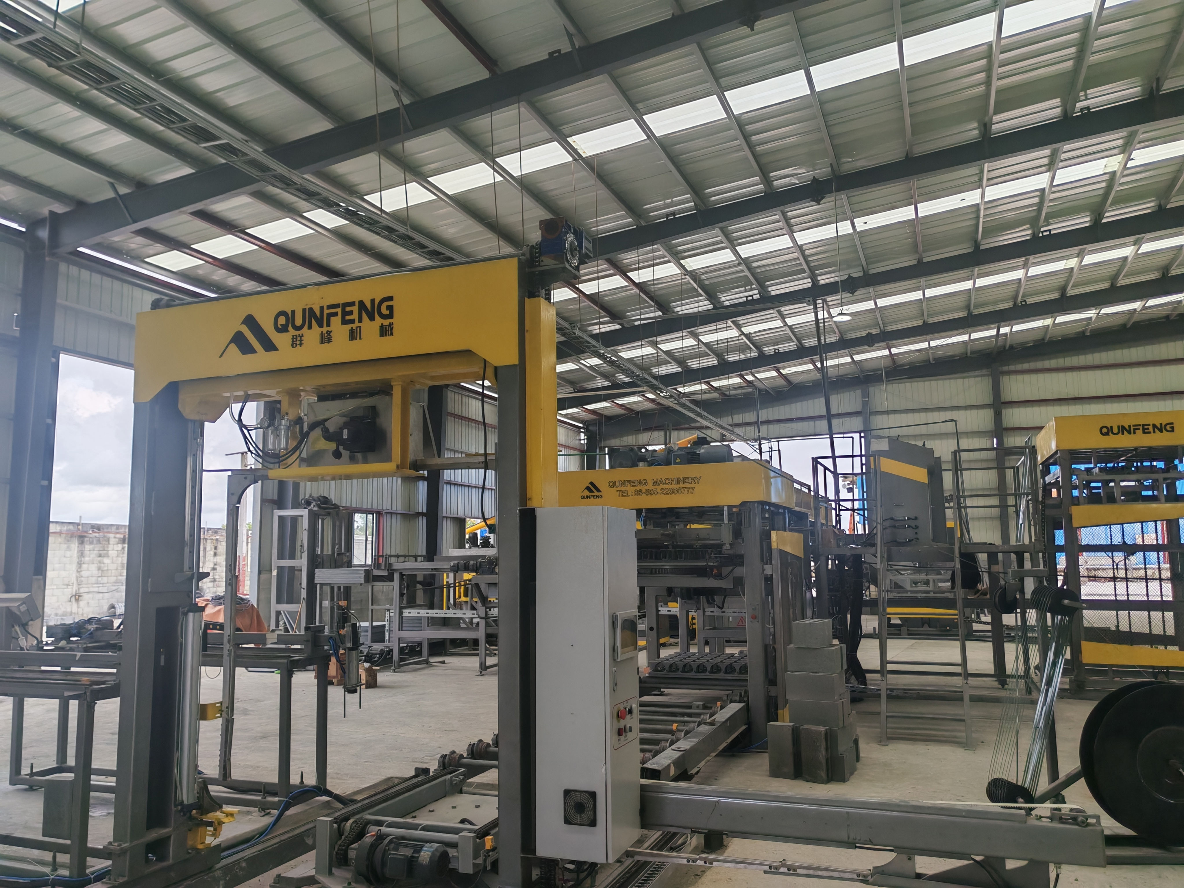 QUNFENG Automatic Palletizing System effectively reduces labor costs and improves truck loading efficiency. QUNFENG স্বয়ংক্রিয় প্যালেটাইজিং সিস্টেম কার্যকরভাবে শ্রম খরচ কমায় এবং ট্রাক লোডিং দক্ষতা উন্নত করে।
