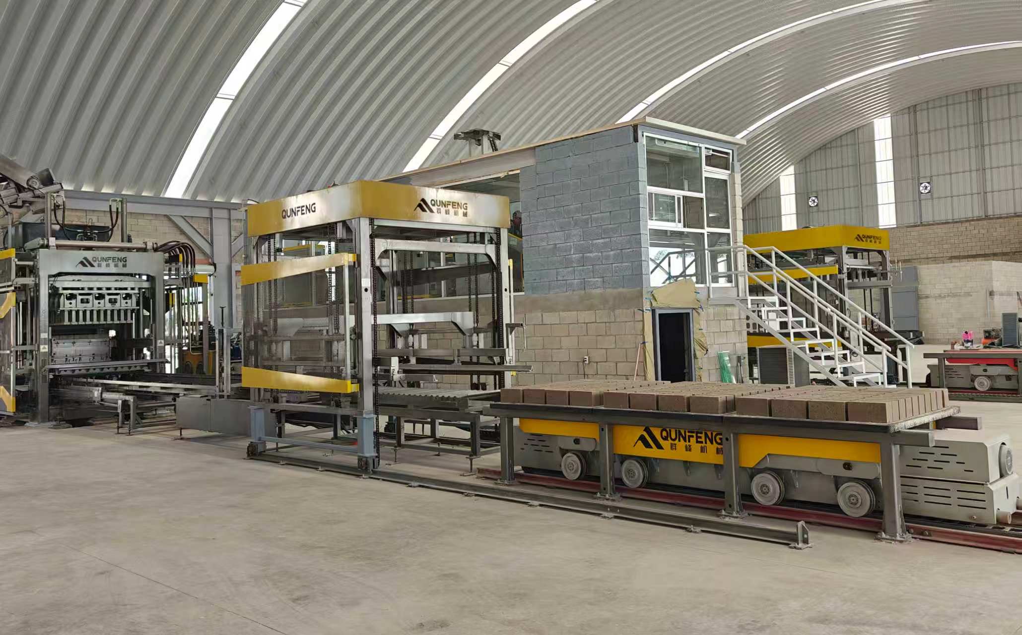 The QS2000 fully automatic concrete product molding production line manufactured by Qunfeng Machinery for a client in Mexico, North America. QS2000 সম্পূর্ণ স্বয়ংক্রিয় কংক্রিট পণ্য ছাঁচনির্মাণ উত্পাদন লাইন মেক্সিকো, উত্তর আমেরিকার একটি ক্লায়েন্টের জন্য Qunfeng মেশিনারি দ্বারা নির্মিত।