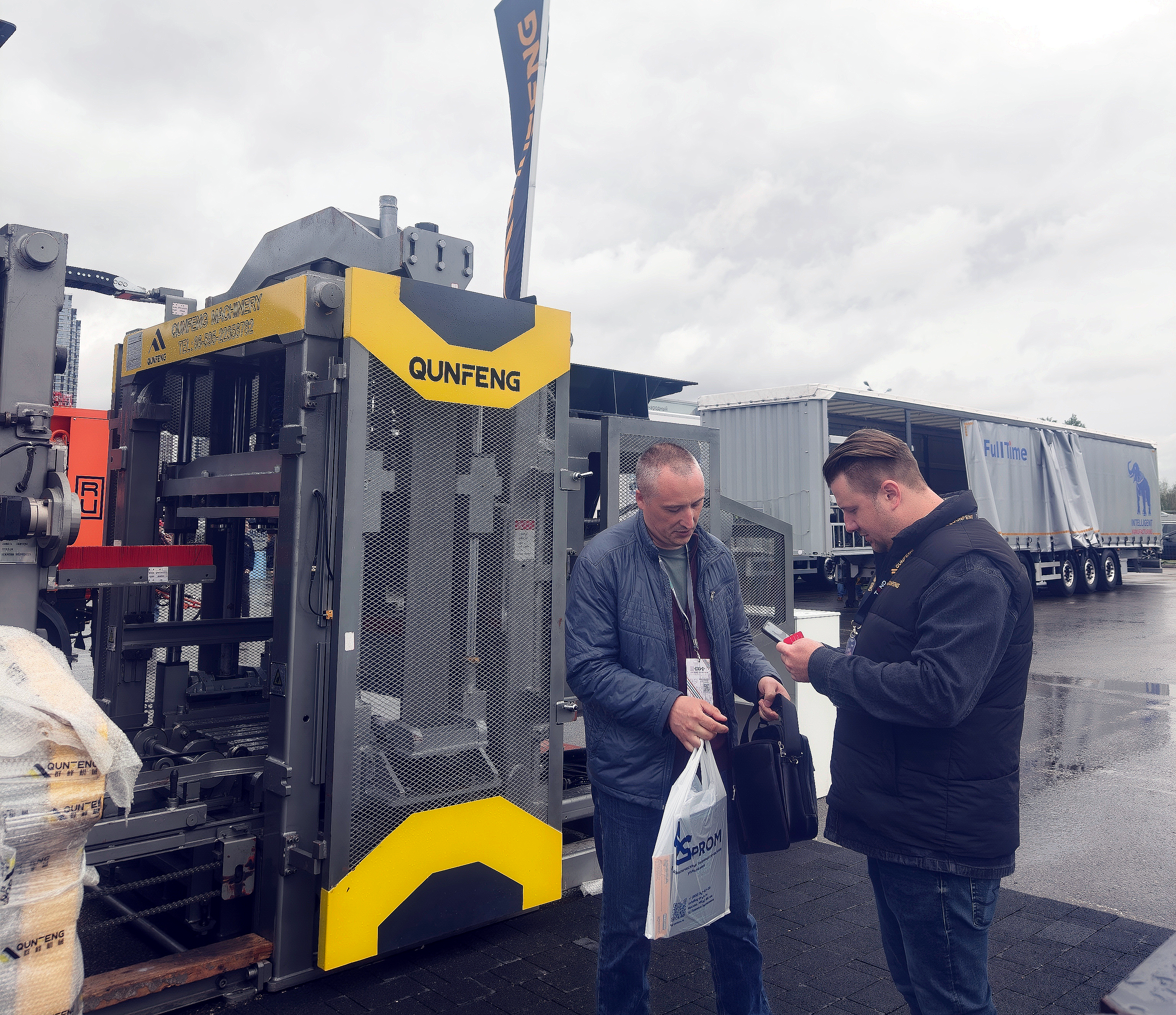 Technical experts from Qunfeng Machinery provide overseas professional buyers with a detailed explanation of the core advantages of the QS series molding machines. কুনফেং মেশিনারির প্রযুক্তিগত বিশেষজ্ঞরা বিদেশী পেশাদার ক্রেতাদের QS সিরিজের ছাঁচনির্মাণ মেশিনগুলির মূল সুবিধাগুলির একটি বিশদ ব্যাখ্যা প্রদান করে।