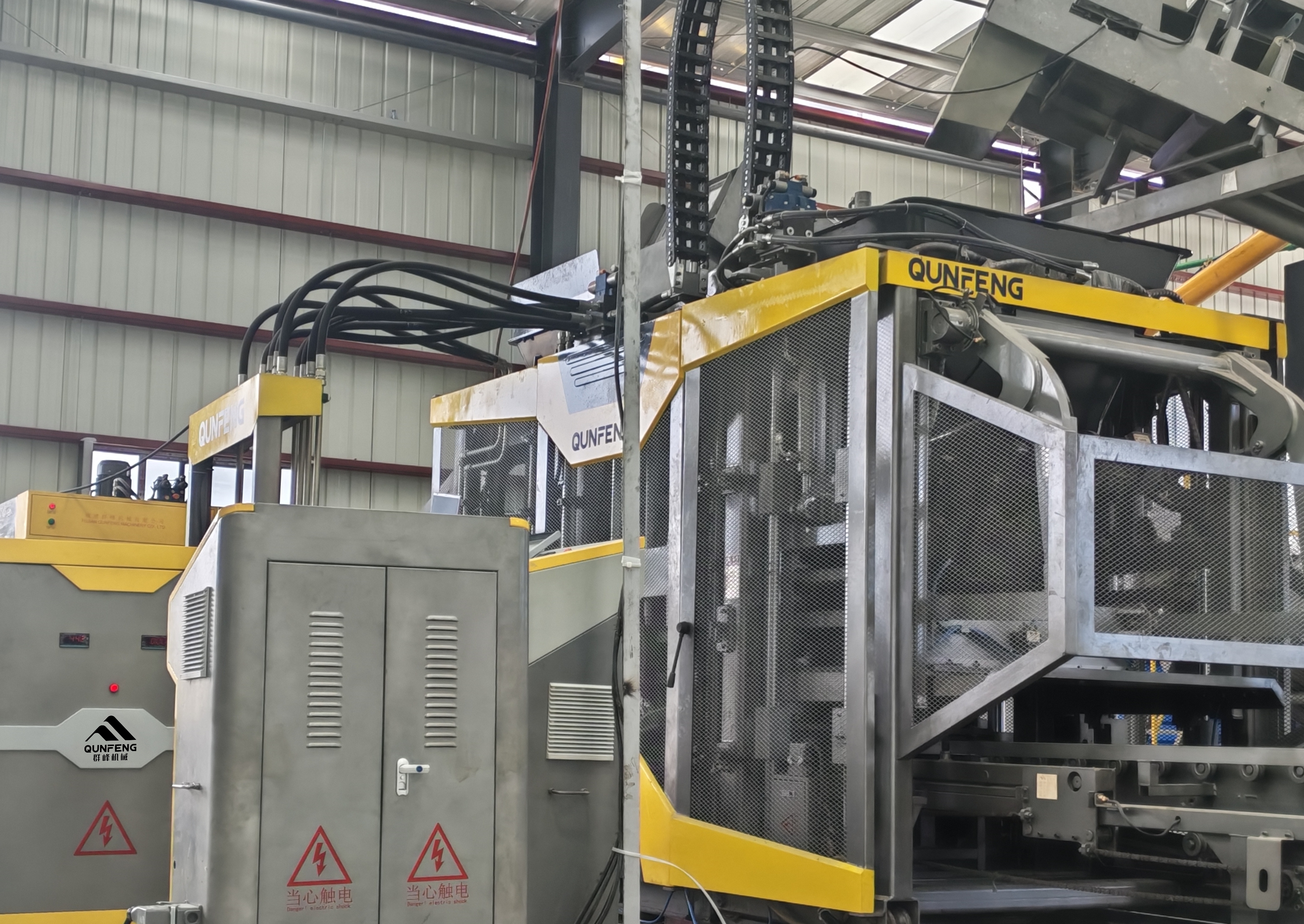 QUNFENG’s QS series concrete product forming machine, featuring a patented independent servo-driven vibration system, is capable of producing a wider variety of brick types. QUNFENG-এর QS সিরিজের কংক্রিট পণ্য তৈরির মেশিন, একটি পেটেন্ট করা স্বাধীন সার্ভো-চালিত কম্পন সিস্টেম সমন্বিত, বিভিন্ন ধরনের ইট তৈরি করতে সক্ষম।