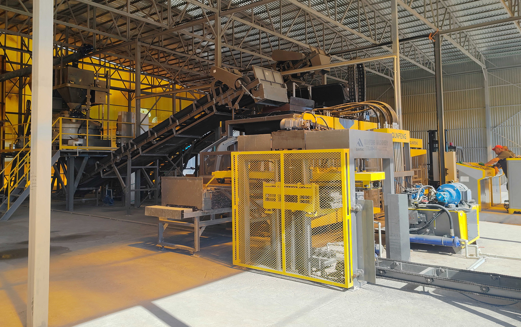 The QS1300 series concrete product production line supplied by Qunfeng Machinery to a client in Kazakhstan features high-end intelligent technology that reduces the need for manual operational steps কাজাখস্তানের একটি ক্লায়েন্টকে Qunfeng মেশিনারি দ্বারা সরবরাহ করা QS1300 সিরিজের কংক্রিট পণ্য উত্পাদন লাইনে উচ্চ-সম্পন্ন বুদ্ধিমান প্রযুক্তি রয়েছে যা ম্যানুয়াল অপারেশনাল পদক্ষেপের প্রয়োজনীয়তা হ্রাস করে।