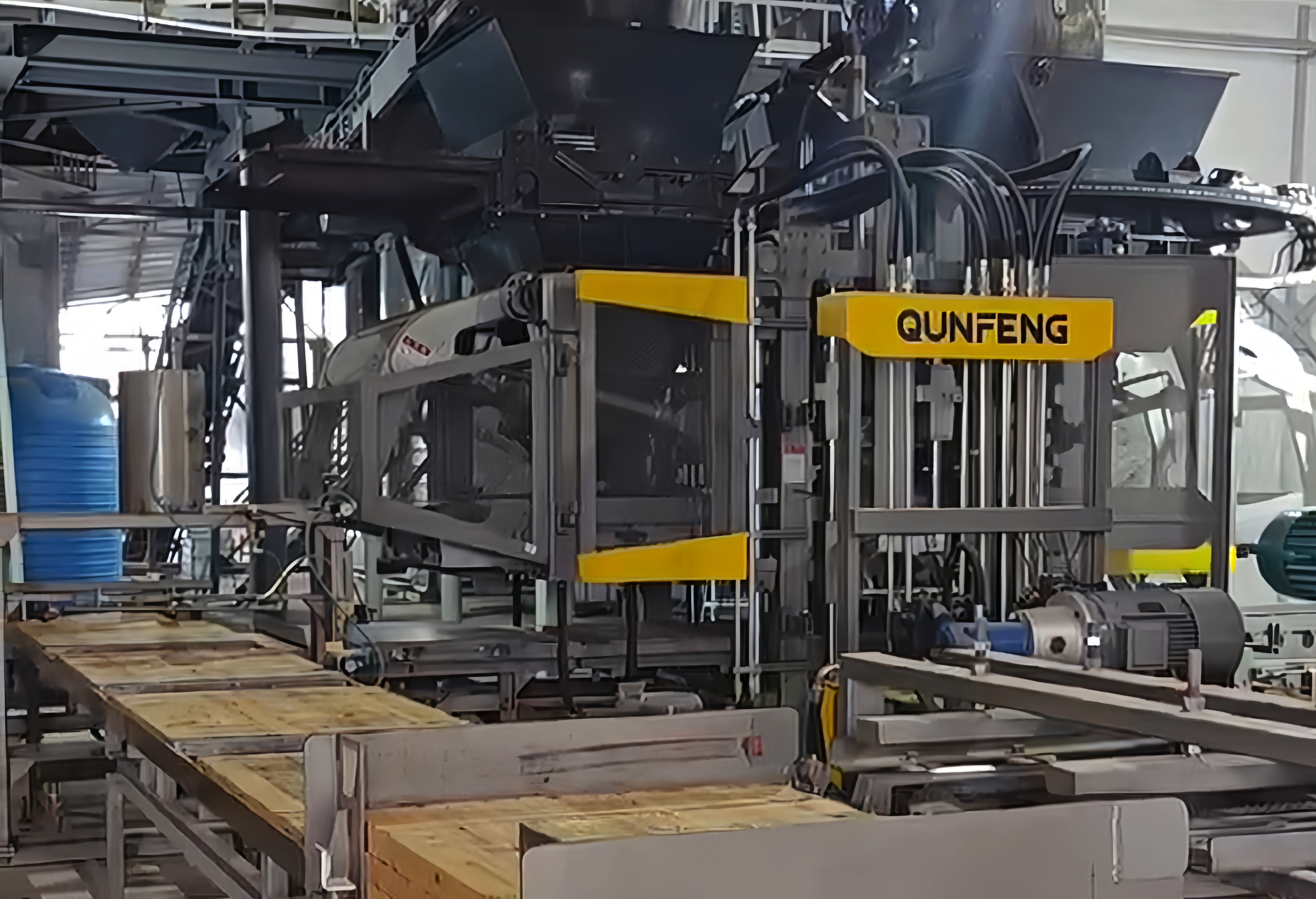 The Qunfeng Machinery QS Series Fully Automatic Concrete Products Production Line in Operation at a Client Site in Kazakhstan কাজাখস্তানের একটি ক্লায়েন্ট সাইটে কাজ করা কুনফেং মেশিনারি কিউএস সিরিজ সম্পূর্ণ স্বয়ংক্রিয় কংক্রিট পণ্য উত্পাদন লাইন