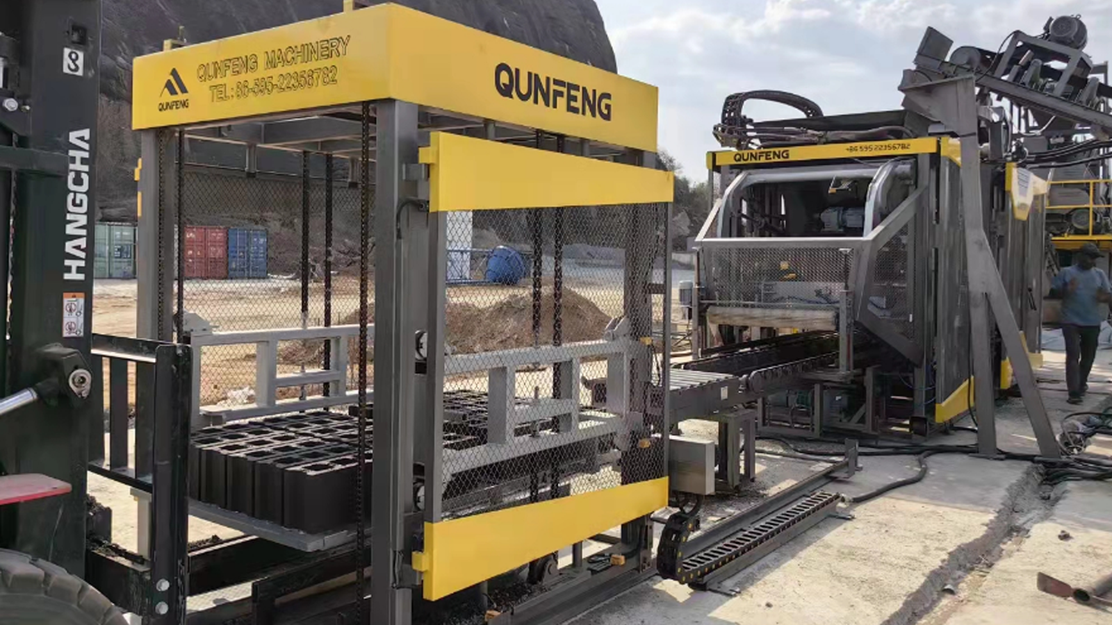 Qunfeng Machinery’s QS series fully automatic concrete product production line, ordered by a South Sudanese client, supports post-conflict and post-disaster reconstruction. কুনফেং মেশিনারির QS সিরিজের সম্পূর্ণ স্বয়ংক্রিয় কংক্রিট পণ্য উৎপাদন লাইন, একটি দক্ষিণ সুদানীজ ক্লায়েন্ট দ্বারা আদেশ করা, সংঘর্ষ-পরবর্তী এবং দুর্যোগ-পরবর্তী পুনর্গঠনকে সমর্থন করে।