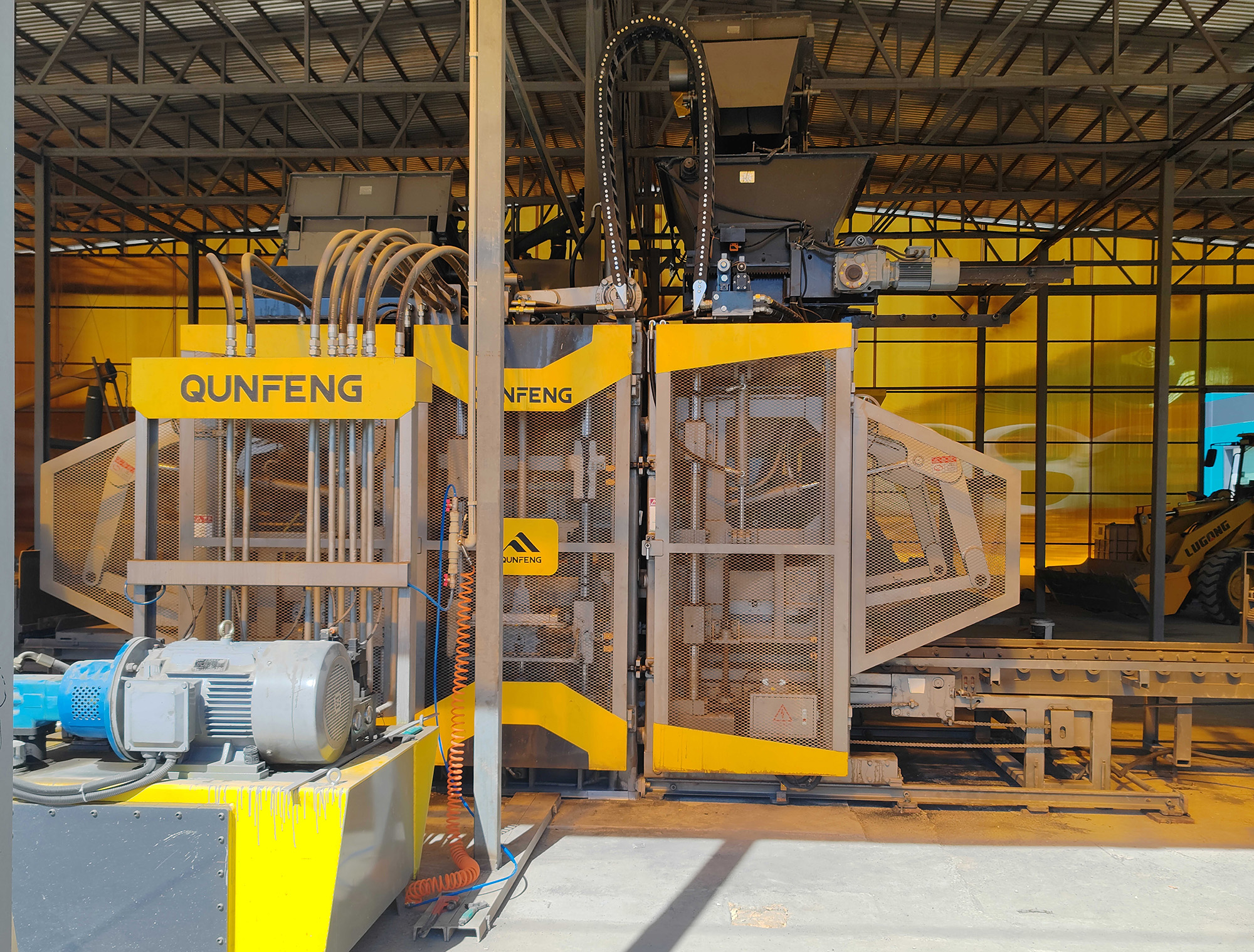 QS1300 Series Concrete Product Molding Machine Supplied by Qunfeng Machinery to a Client in Kazakhstan, Central Asia QS1300 সিরিজ কংক্রিট পণ্য ছাঁচনির্মাণ মেশিন কাজাখস্তান, মধ্য এশিয়ার একজন ক্লায়েন্টকে কুনফেং মেশিনারি সরবরাহ করেছে