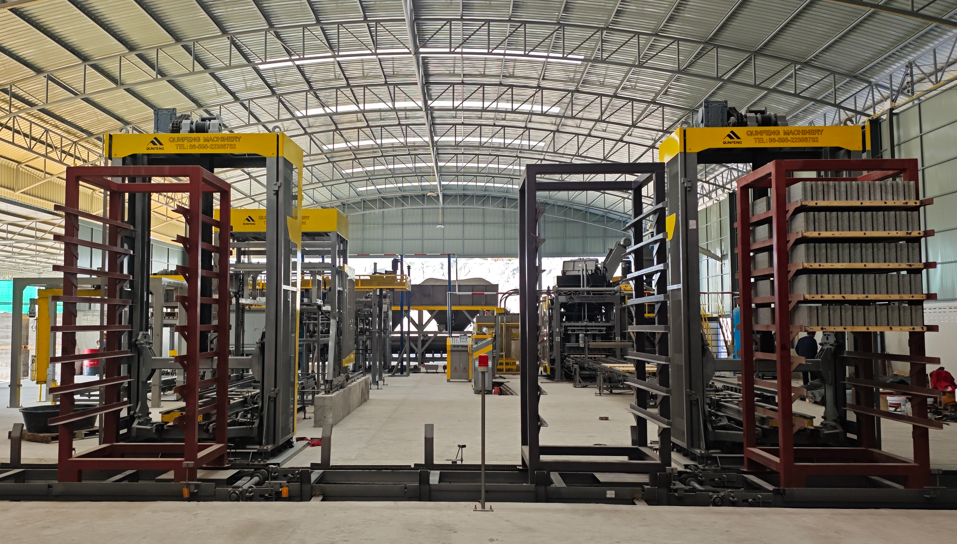 কুনফেং মেশিনারির স্বয়ংক্রিয় উত্পাদন লাইন থাইল্যান্ডে সফলভাবে প্রয়োগ করা হয়েছে, এর বুদ্ধিমান উত্পাদন সমাধান এবং স্থানীয় প্রযুক্তির মাধ্যমে বিদেশী বাজারে জনপ্রিয়তা অর্জন করেছে