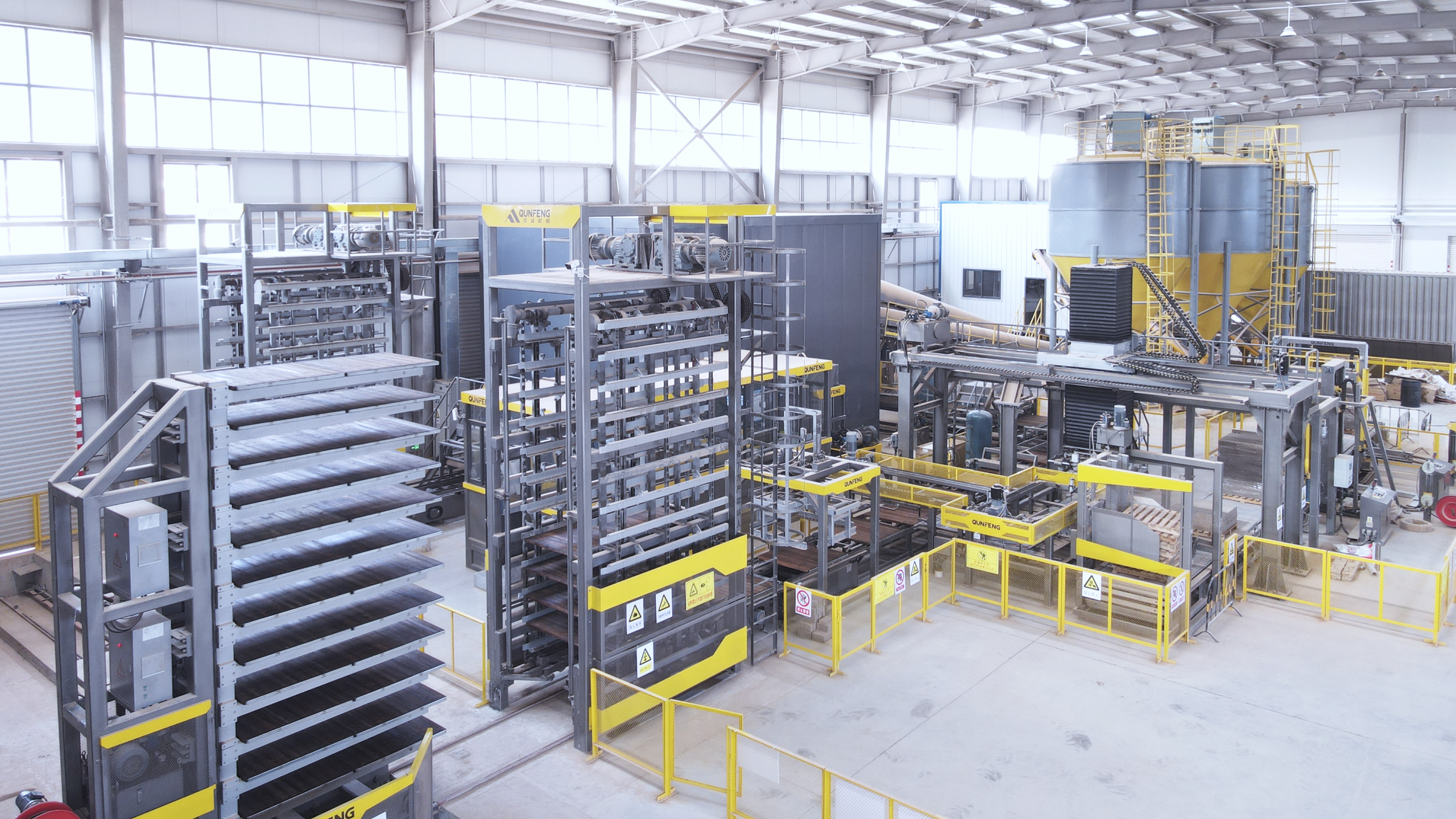 স্টেট কাউন্সিলের 'কঠিন বর্জ্যের ব্যাপক ব্যবস্থাপনার জন্য কর্ম পরিকল্পনা' অনুসারে, কুনফেং মেশিনারির কঠিন বর্জ্য ইট তৈরির উৎপাদন লাইন সিচুয়ানে চালু করা হয়েছে