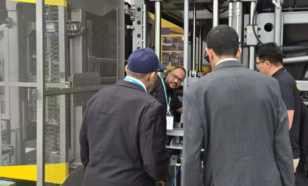 মধ্য প্রাচ্যের গ্রাহকরা কুনফেংয়ের সাথে কংক্রিট ব্লক উত্পাদন লাইন নিয়ে আলোচনা করছেন