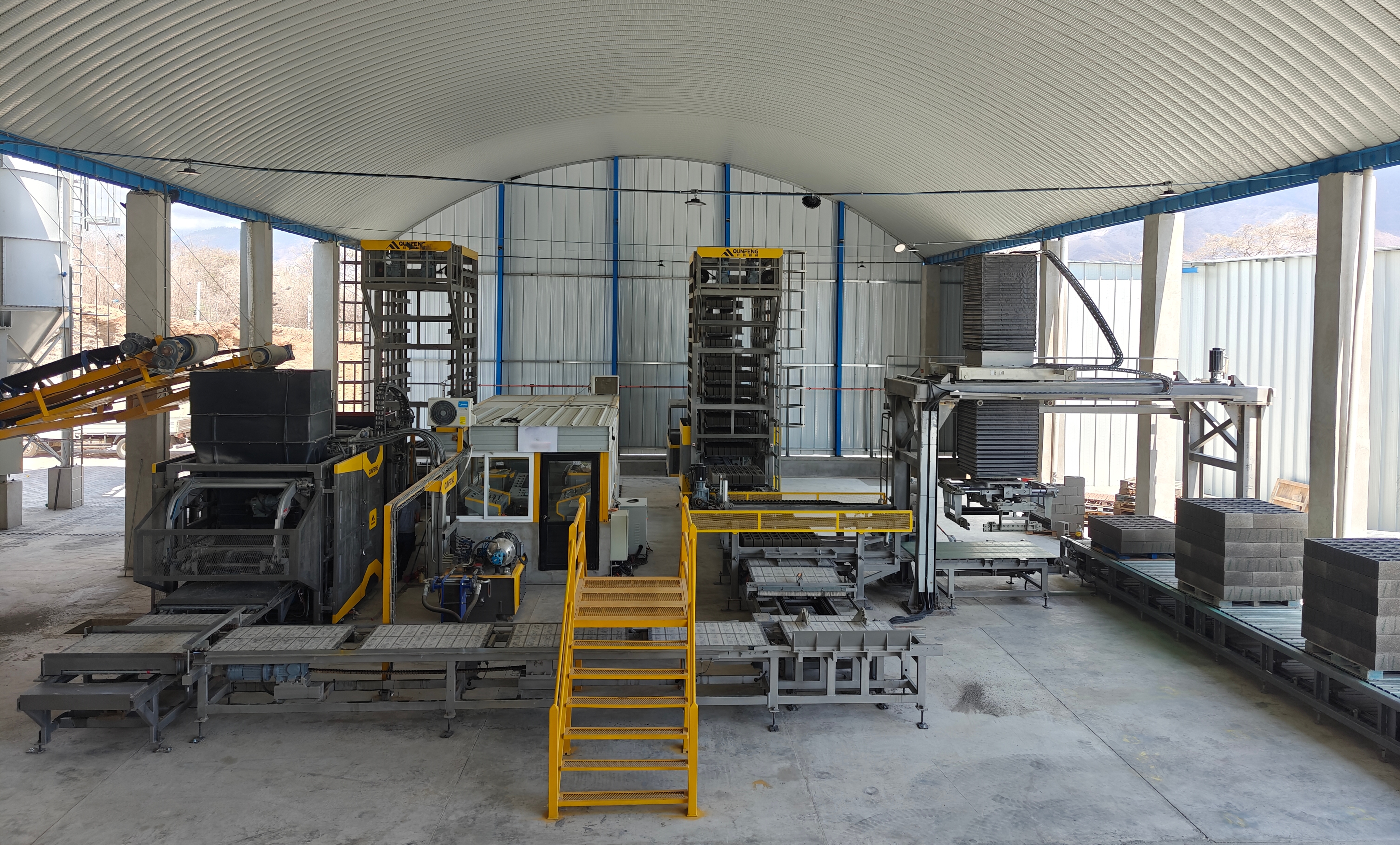 Qunfeng QS1500 গুয়াতেমালায় সম্পূর্ণ স্বয়ংক্রিয় কংক্রিট পণ্য উত্পাদন লাইন সাইট