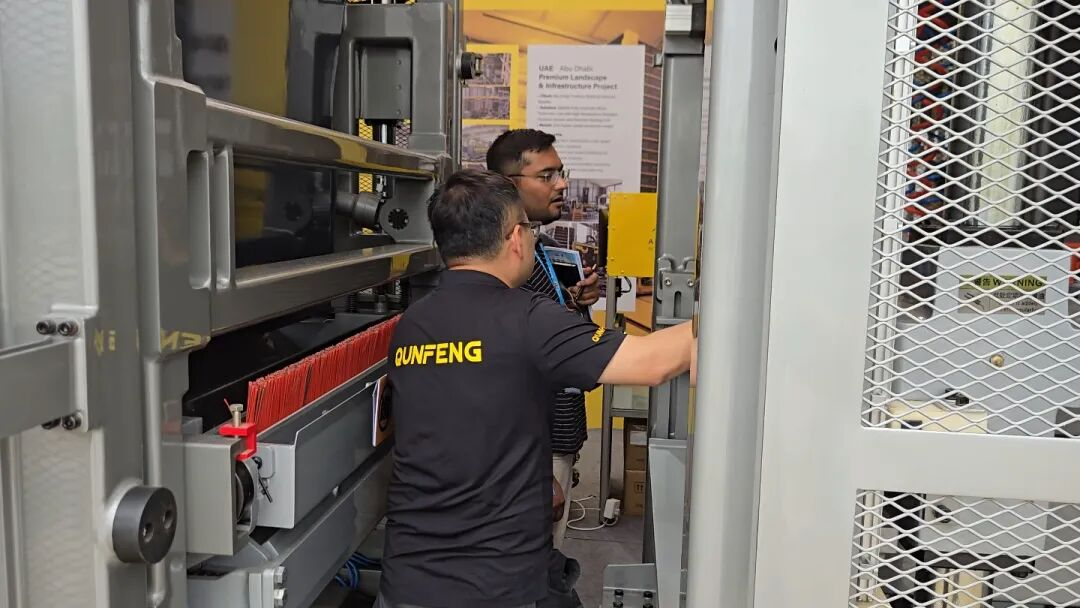 গ্রাহকরা Qunfeng QS সিরিজের কংক্রিট পণ্য তৈরির মেশিনের অভিজ্ঞতা নিচ্ছেন