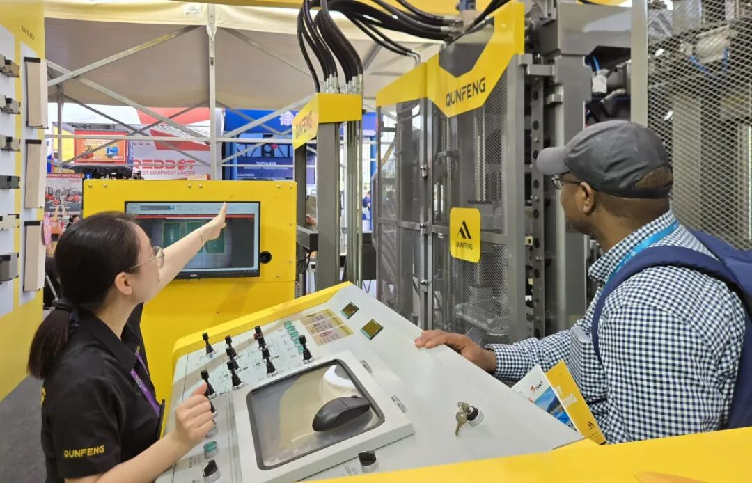 আফ্রিকান ক্রেতারা স্থানীয় অবকাঠামো প্রকল্পের জন্য কুনফেং ব্লক তৈরির মেশিন পর্যালোচনা করছে