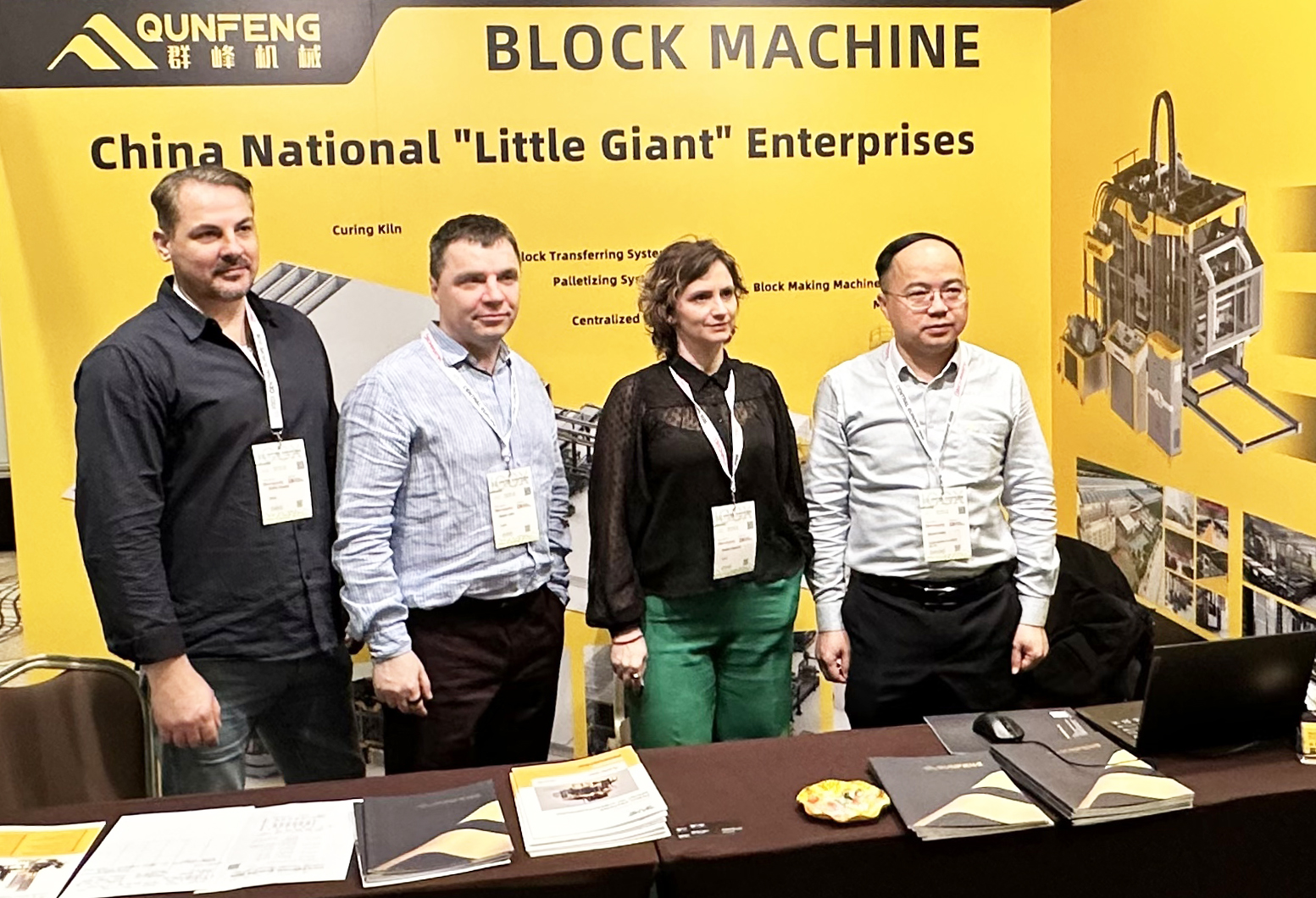 কুনফেং বিক্রয় দল ইউরোপে বিশ্বব্যাপী ক্লায়েন্টদের সাথে কংক্রিট ব্লক তৈরির সমাধান নিয়ে আলোচনা করছে