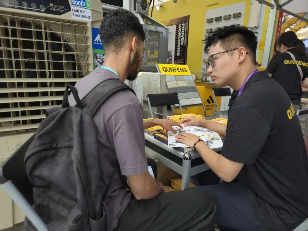 স্বয়ংক্রিয় ব্লক তৈরির সমাধান সম্পর্কে আন্তর্জাতিক ক্রেতা কুনফেং দলকে পরামর্শ দিচ্ছে