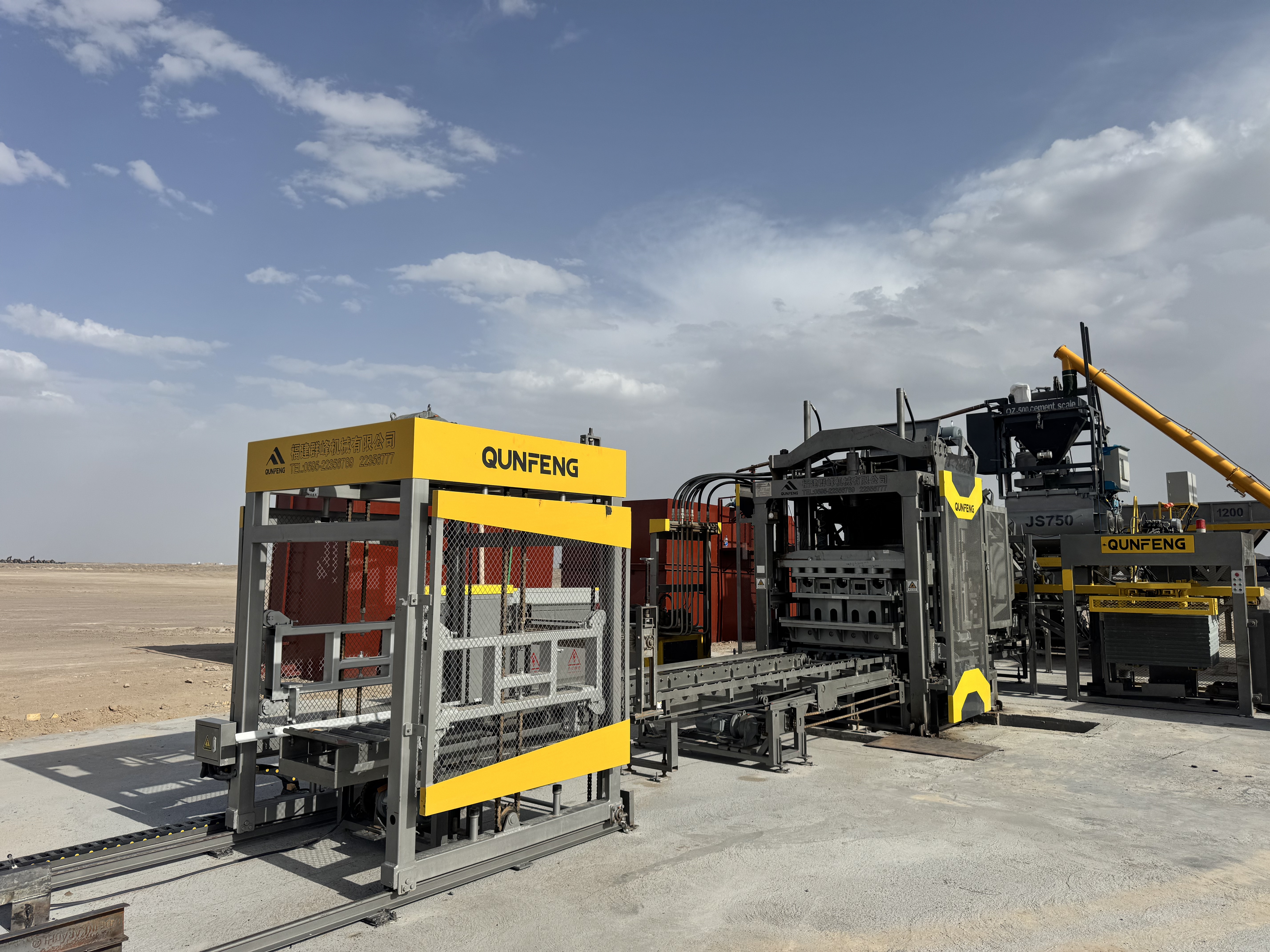 Qunfeng QS সিরিজের বুদ্ধিমান ব্লক তৈরির উৎপাদন লাইন পাকিস্তানে কাজ করছে