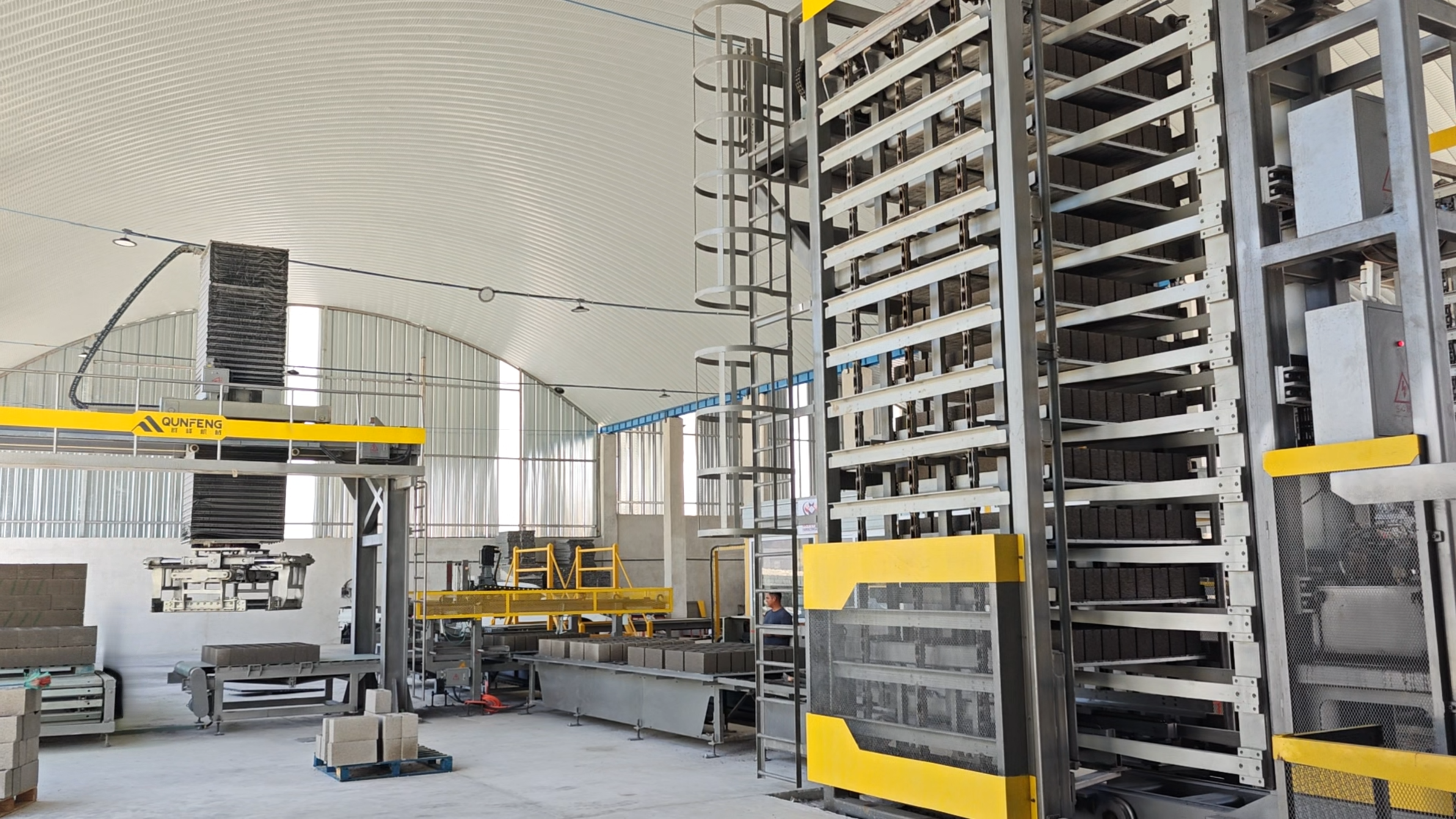 গুয়াতেমালায় স্বয়ংক্রিয় কংক্রিট ব্লক উত্পাদন লাইন সরঞ্জামের বিশদ দৃশ্য