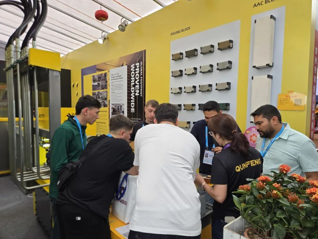 কাস্টমাইজড ব্লক তৈরির প্রক্রিয়া সমাধান সম্পর্কে আমেরিকান ক্লায়েন্টরা কুনফেংয়ের সাথে পরামর্শ করছে