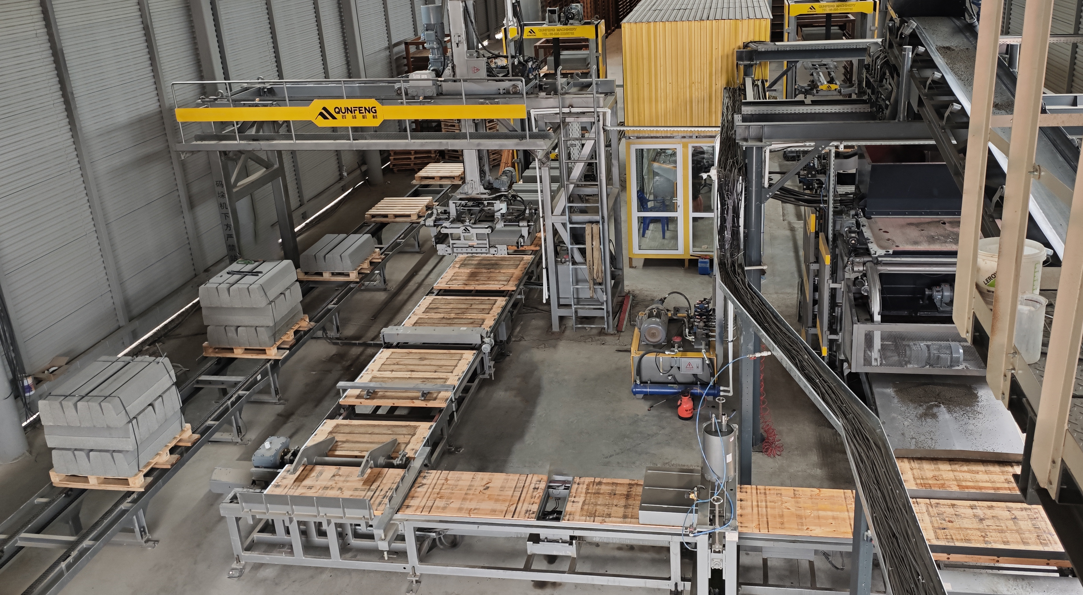 কুনফেং স্বয়ংক্রিয় কংক্রিট ব্লক উত্পাদন লাইন রাশিয়ায় কাজ করছে